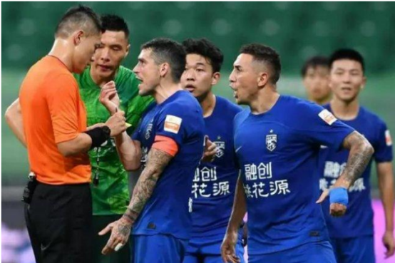 中超联赛|中超判罚争议不断，中国足协正在考虑重新聘请“洋哨”